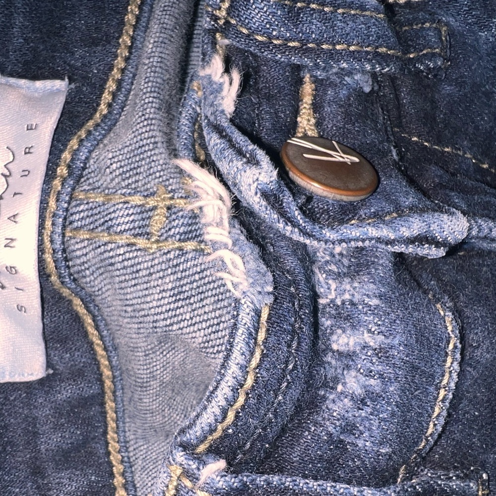Dark blue ripped jeans from buckle